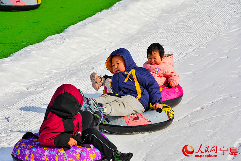 小朋友在寧夏銀川閱海滑雪場享受冰雪樂趣。人民網記者 梁宏鑫攝