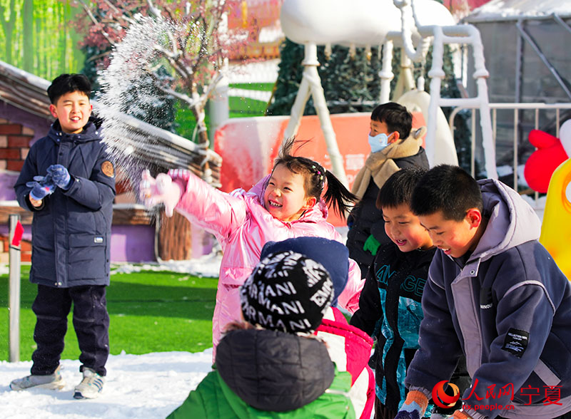 小朋友正在打雪仗。人民網記者 梁宏鑫攝