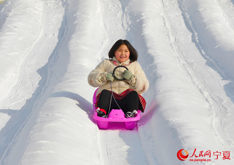 小朋友在寧夏銀川閱海滑雪場享受冰雪樂趣。人民網記者 梁宏鑫攝