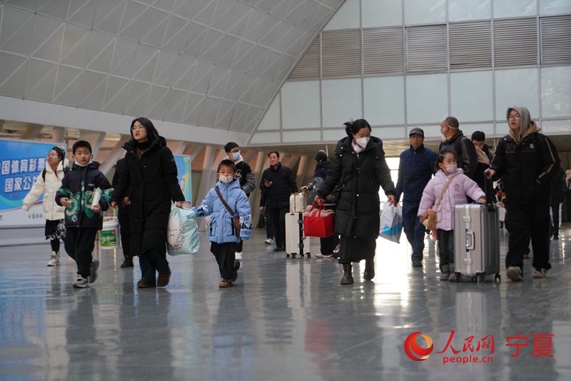 乘客在银川火车站有序进站乘车。人民网记者 梁宏鑫摄