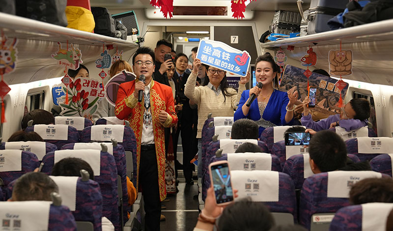 工作人員在D1068次列車上進行演出。人民網記者 梁宏鑫攝