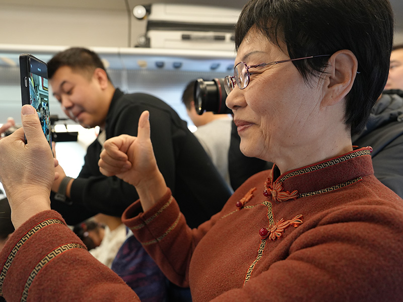 旅客為現場演出點贊。人民網記者 梁宏鑫攝