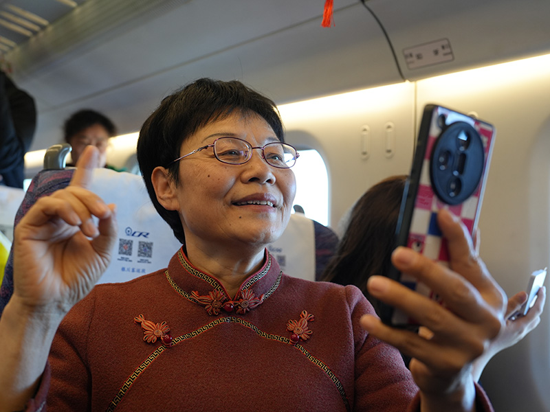 旅客正在觀看列車上的節目。人民網記者 梁宏鑫攝