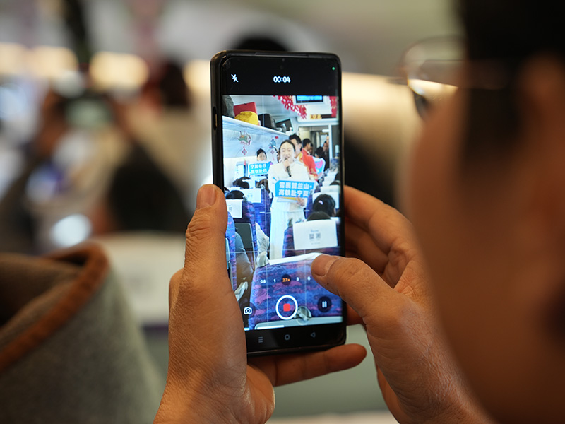 旅客正在記錄現場演出。人民網記者 梁宏鑫攝