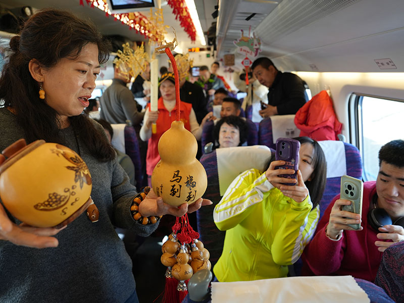 現場展出葫蘆烙畫。人民網記者 梁宏鑫攝