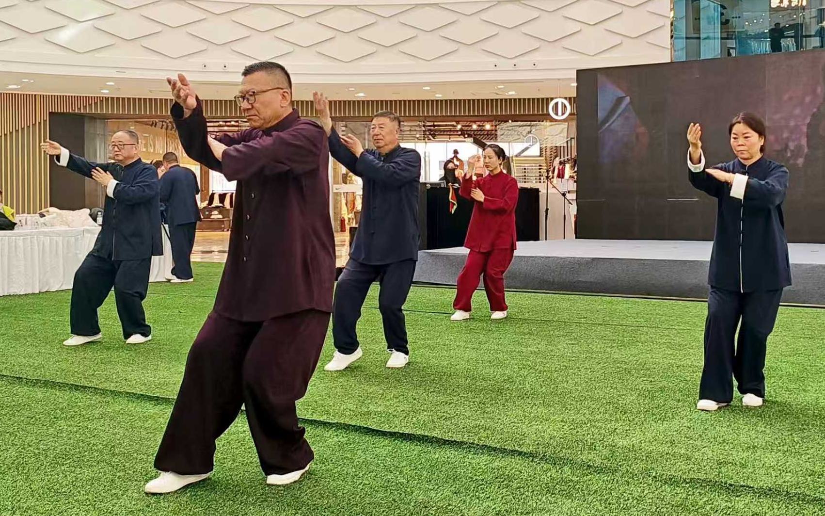 宁夏银川太极拳爱好者展演庆首个“国际太极拳日”