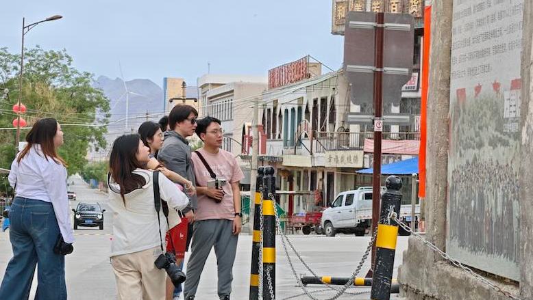 行进中国｜矿区“变形记”漫步宁夏石嘴山市大武口区石炭井街道，贺兰山腹地的风掠过红砖厂房，老式汽车、旧矿工食堂次第映入眼帘