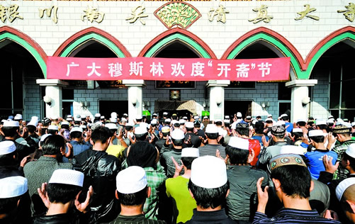 宁夏回族自治区党委书记张毅,自治区主席王正伟等来到清真寺及部分