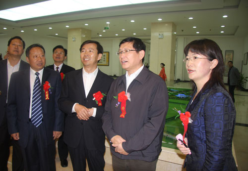 部长杨春光(右二)在石嘴山市市委书记李文章(右
