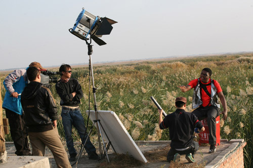 摄制组在美丽沙湖为加纳歌手郝弟录制其演唱