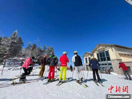 吉林发动雪季“末班车”滑雪客尽享“最后的雪趣”