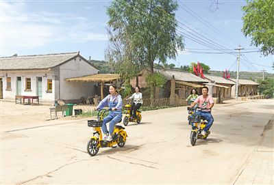 <p>    大山深处的凤岭乡有了共享电动助力车。</p>