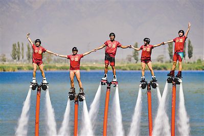 <p>    第三届沙湖水上运动旅游文化节上，惊险刺激的水上特技表演震撼全场。</p>