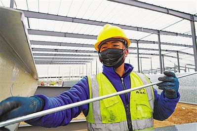     雪川六盘山（宁夏）项目施工现场工人正忙着作业。