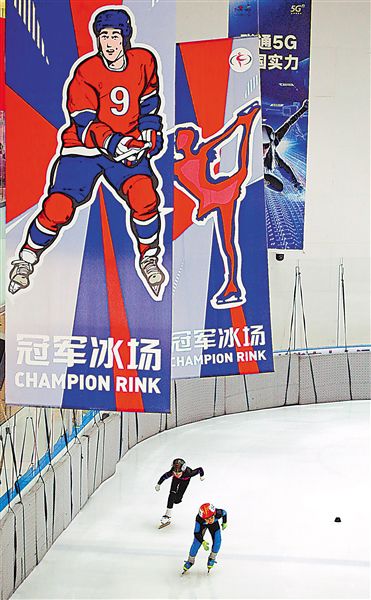 7月25日，2023年全区青少年短道速滑锦标赛在银川市阅彩城冠军冰场拉开帷幕。炎炎夏日，冰场内零下5℃的温度与室外34℃的高温形成强烈反差，选手们全副武装，在冰场上享受速度带来的激情。