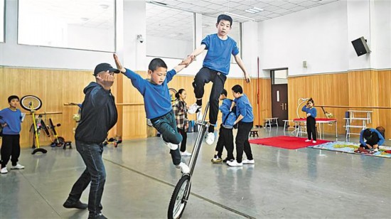 宁夏一所学校开设杂技表演“娃娃班”
