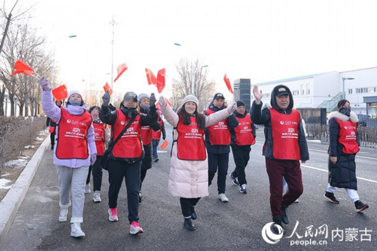 市民徒步迎接新年。人民网记者 刘艺琳摄